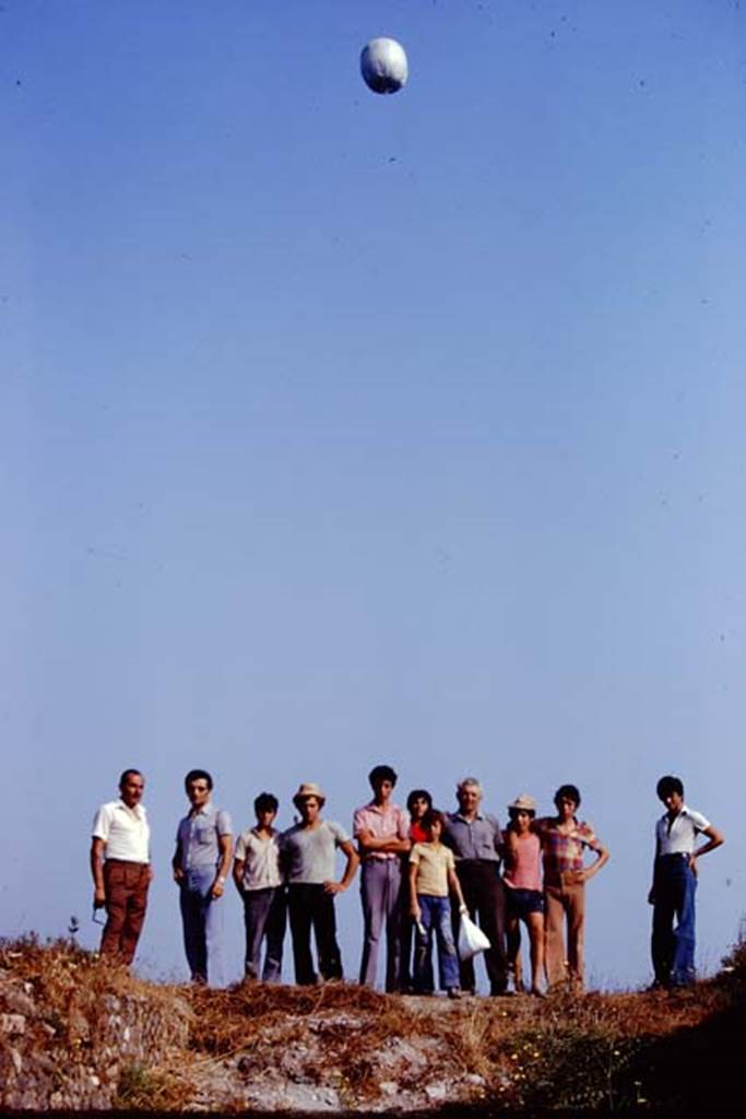 I.22 Pompeii. 1974. Sig. Sicignano and workers waiting for the arrival of the balloon. Photo by Stanley A. Jashemski.   
Source: The Wilhelmina and Stanley A. Jashemski archive in the University of Maryland Library, Special Collections (See collection page) and made available under the Creative Commons Attribution-Non Commercial License v.4. See Licence and use details. J74f0415

