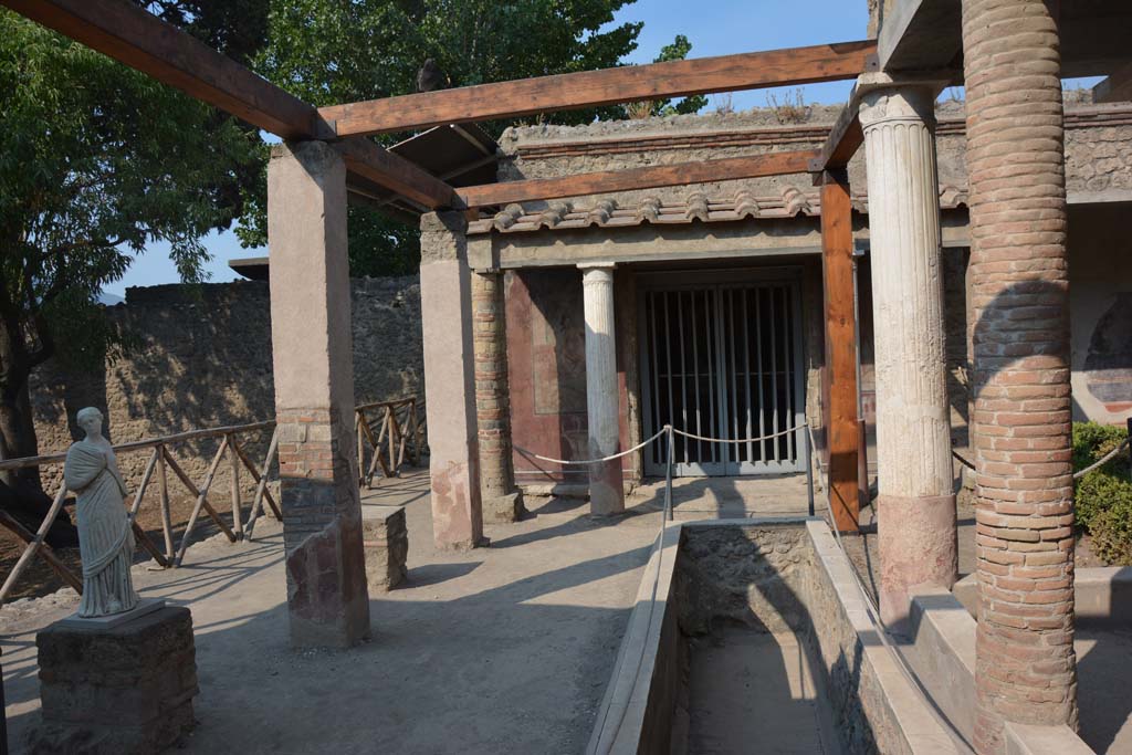 II.2.2 Pompeii. July 2017. Room “i”, looking south-west along upper euripus at west end.
Foto Annette Haug, ERC Grant 681269 DÉCOR.
