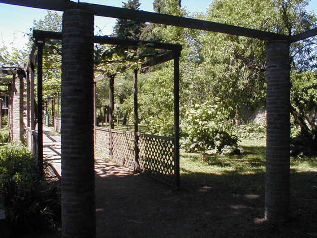 II.2.2 Pompeii. May 2005. Room “l”, garden. Looking north along east side of garden.