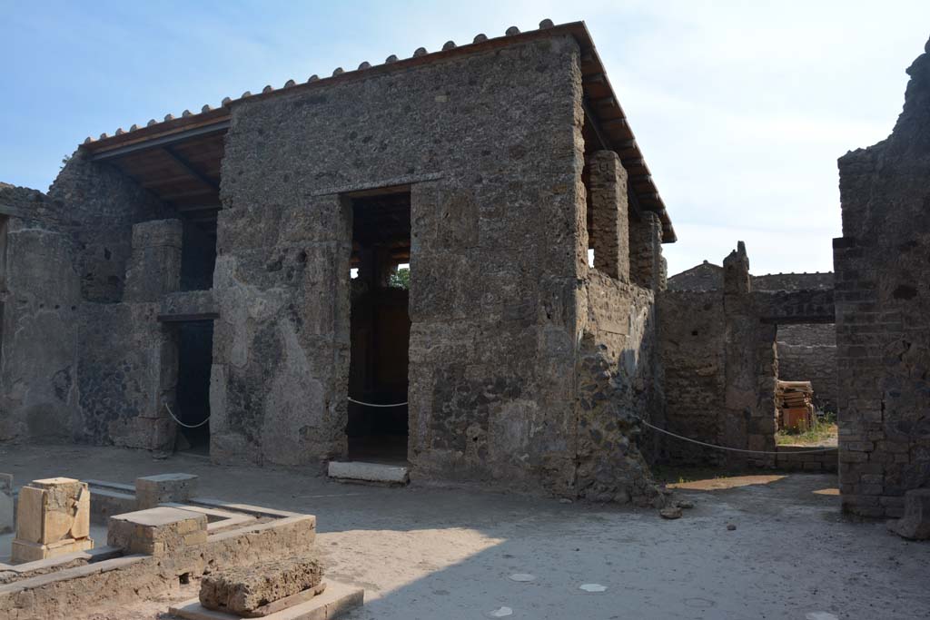 II.2.2 Pompeii. July 2017. Looking north-east across towards east side of atrium, room 2.
Foto Annette Haug, ERC Grant 681269 DÉCOR.

