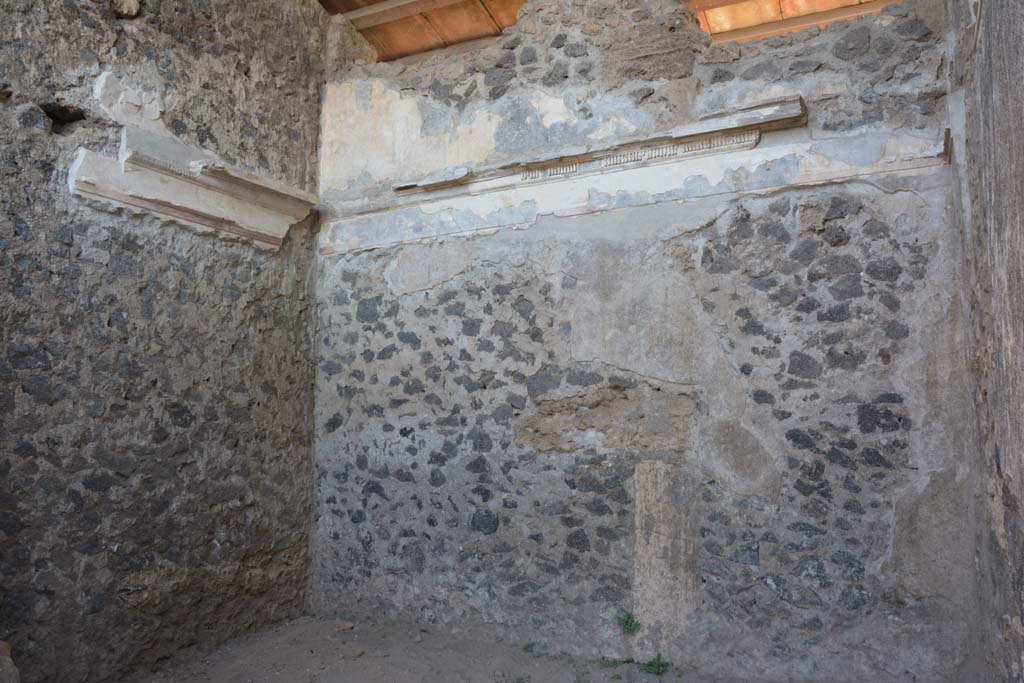 II.2.2 Pompeii. July 2017. Room 3, looking towards north wall, north-east corner and east wall.
Foto Annette Haug, ERC Grant 681269 DÉCOR.
