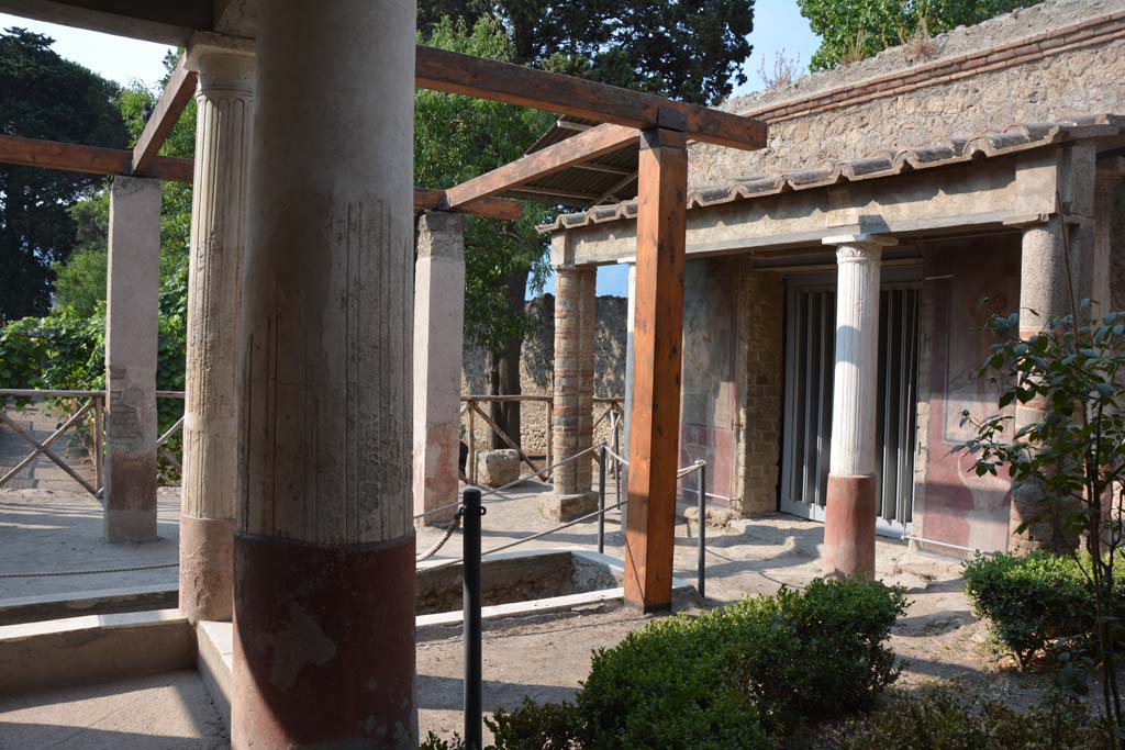 II.2.2 Pompeii. July 2017. Pseudoperistyle “g”, looking south-west towards area of room “f” at west end of upper euripus. 
Foto Annette Haug, ERC Grant 681269 DÉCOR.


