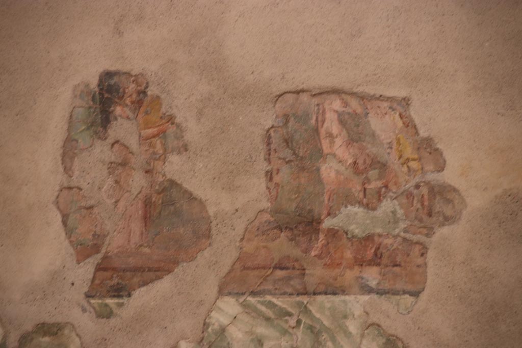 II.2.2 Pompeii. October 2022. Triclinium “h”, detail from lower frieze in centre of the north wall. Photo courtesy of Klaus Heese

