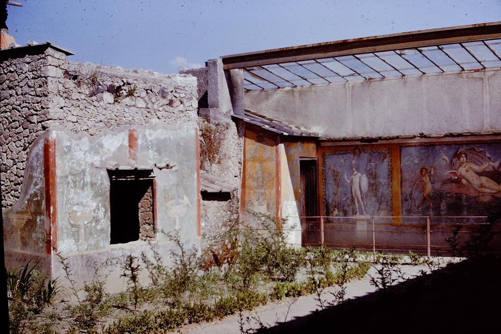 II.3.3 Pompeii. 1961. 
Room 11, looking towards the south-east corner, with window and painted wall to room 10, on the left. Photo by Stanley A. Jashemski.
Source: The Wilhelmina and Stanley A. Jashemski archive in the University of Maryland Library, Special Collections (See collection page) and made available under the Creative Commons Attribution-Non Commercial License v.4. See Licence and use details. 
J61f0759
