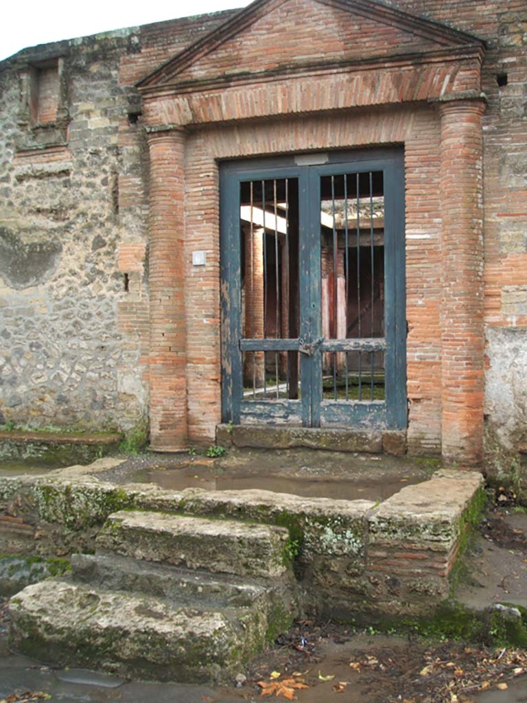 II.4.6 Pompeii. December 2018. 
Entrance doorway with upper niche/recess on left of doorway, and bench on right of doorway. Photo courtesy of Aude Durand.
