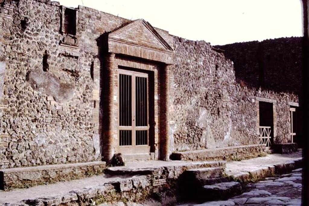 II.4.6 Pompeii. December 2018. 
Niche/recess on upper front façade on left of entrance doorway. Photo courtesy of Aude Durand.

