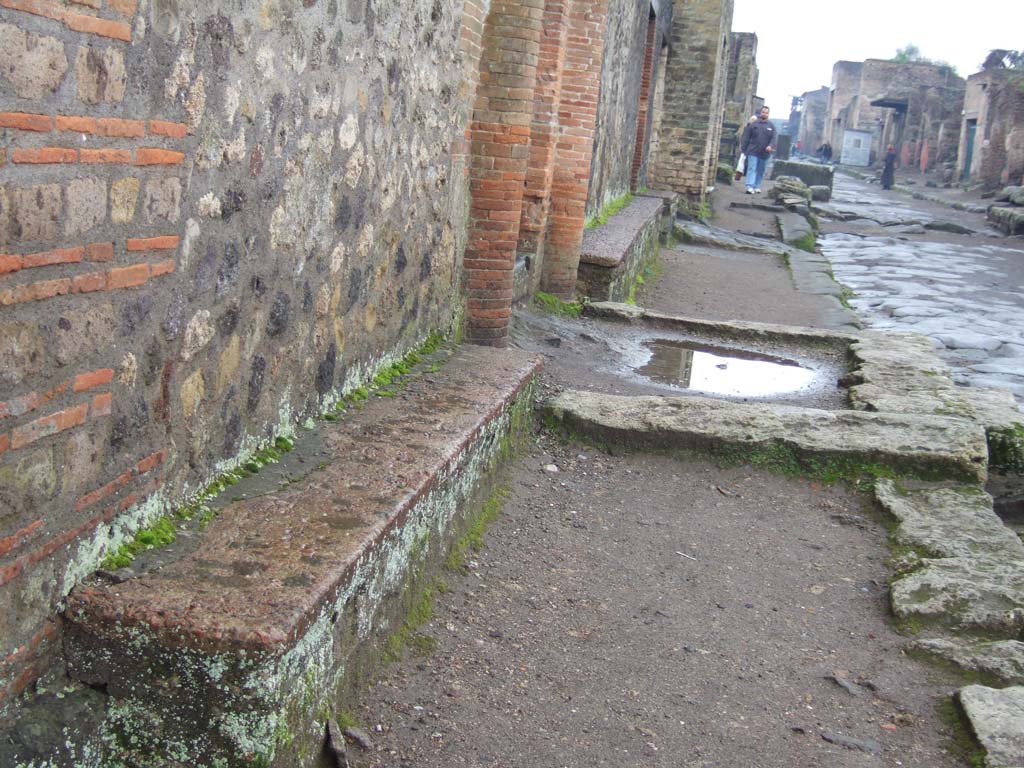 II.4.6 Pompeii. December 2004. Main entrance to the house at II.4.6 on Via dell’ Abbondanza.