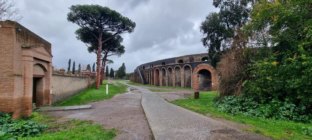 II.6 Pompeii, on right. January 2023. 
Looking north on Piazzale/Viale Anfiteatro, with Grand Palaestra, on left, and Amphitheatre, on right. Photo courtesy of Miriam Colomer.

