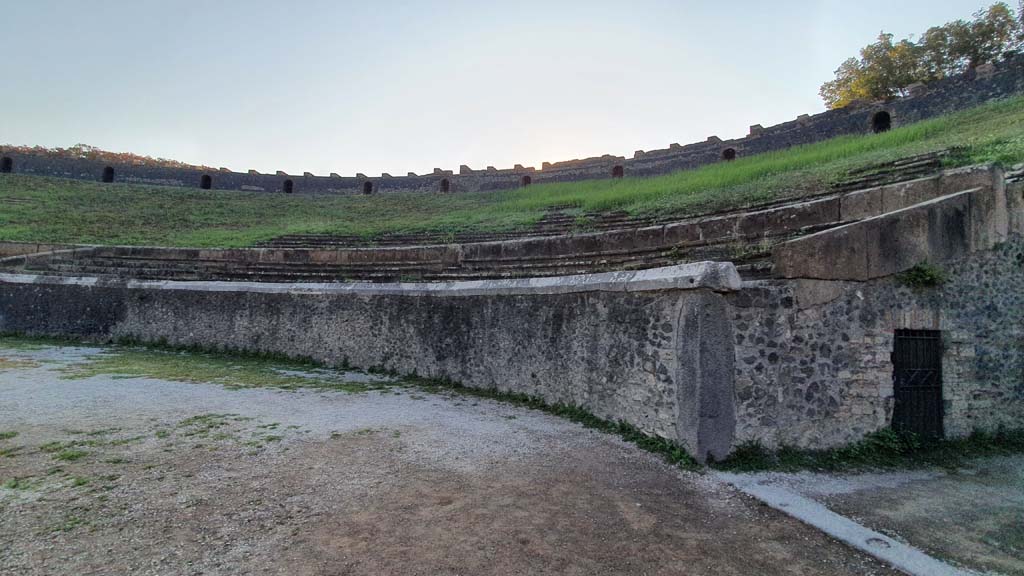 II.6 Pompeii. July 2021. Arena wall on east side of south entrance corridor.
Foto Annette Haug, ERC Grant 681269 DÉCOR.

