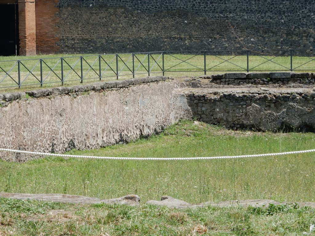 II.7 Pompeii. June 2019. Detail of north wall and north-east corner of pool. Photo courtesy of Buzz Ferebee.