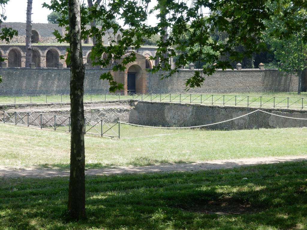 II.7 Pompeii. June 2019. Detail of south-east corner of pool. Photo courtesy of Buzz Ferebee.