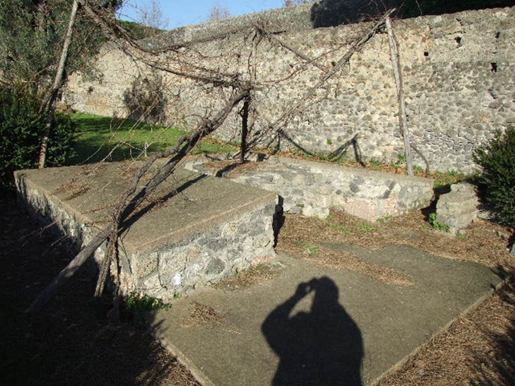 II.8.6 House of the Garden of Hercules.    Summer Triclinium in garden.