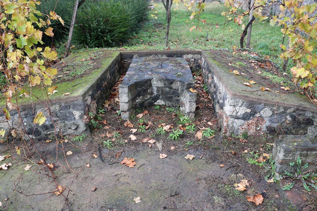 II.8.6 Pompeii. December 2006. Summer triclinium in garden, looking north. Photo courtesy of Aude Durand.