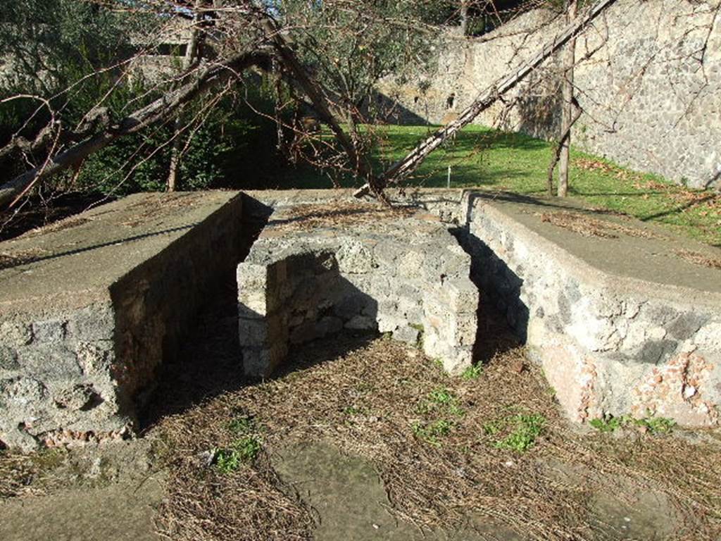 II.8.6 House of the Garden of Hercules.    Summer Triclinium in garden.
