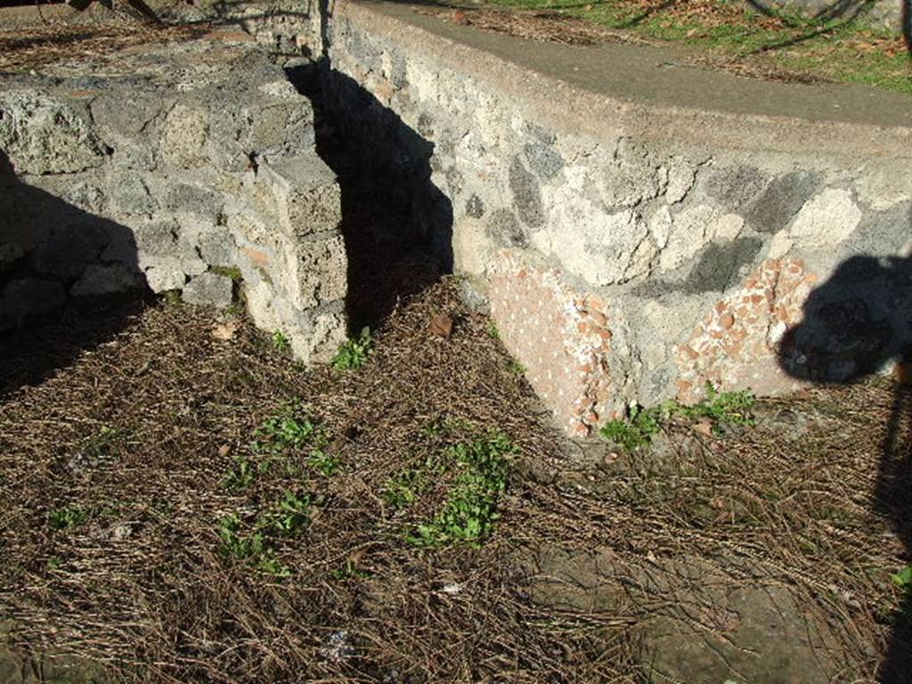 II.8.6 House of the Garden of Hercules.    Summer Triclinium in garden.