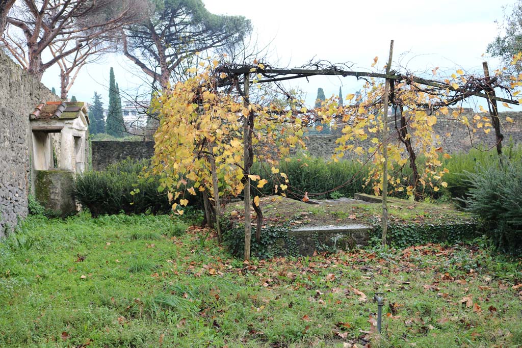 II.8.6 Pompeii. December 2018. Looking south across triclinium in garden area. Photo courtesy of Aude Durand.
