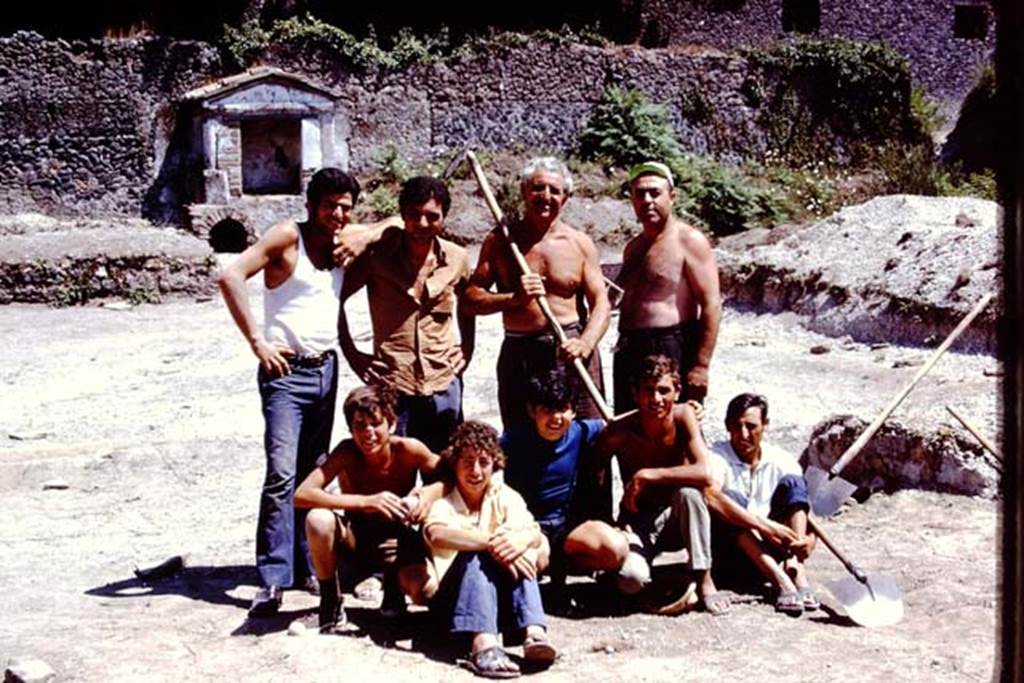 II.8.6 Pompeii. 1972. Wilhelminas workers posing in the sun. Photo by Stanley A. Jashemski. 
Source: The Wilhelmina and Stanley A. Jashemski archive in the University of Maryland Library, Special Collections (See collection page) and made available under the Creative Commons Attribution-Non Commercial License v.4. See Licence and use details. J72f0694
