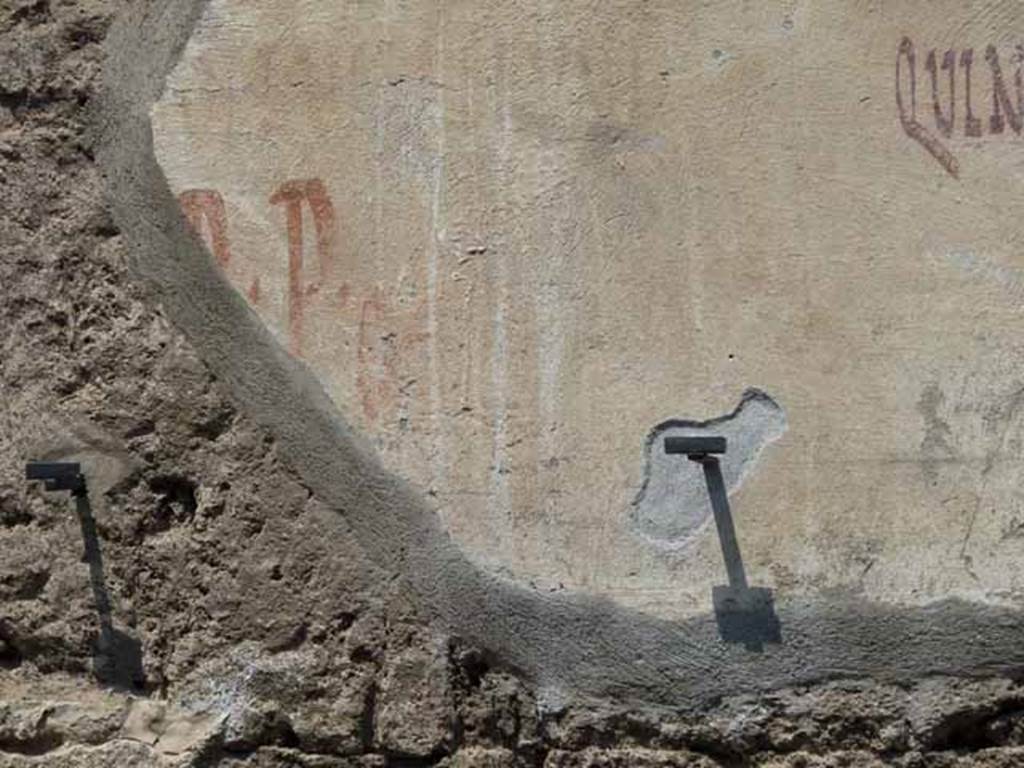 III.2.1 Pompeii. May 2010. Detail of graffiti outside House of Aulus Trebius Valens. 
CIL IV 7626 can be seen on the extreme left of the photo, only partly conserved.
The last letters R P OVF, can still be read.
According to Epigraphik-Datenbank Clauss/Slaby (See www.manfredclauss.de) this read
D(ecimum) L(ucretium) V(alentem) f(ilium) aed(ilem) d(ignum) r(ei) p(ublicae) o(ro) v(os) f(aciatis)      [CIL IV 7626]


