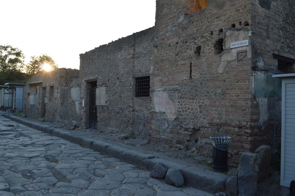 III.4.3 Pompeii, centre left/right. October 2017. Looking west along insula III.4, on north side of Via dell’Abbondanza.
Foto Taylor Lauritsen, ERC Grant 681269 DÉCOR.
