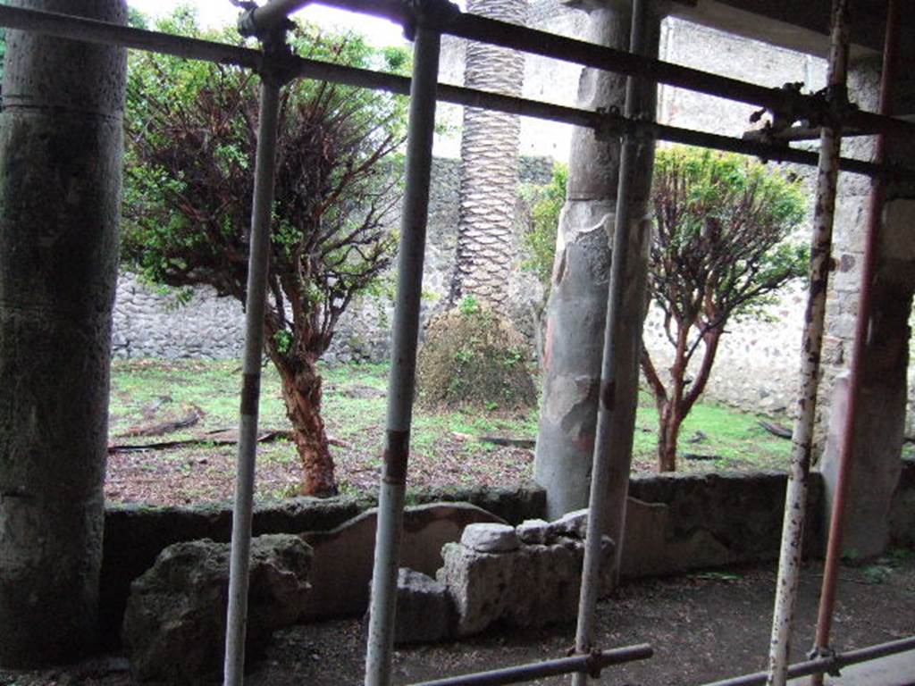 III.4.b. Pompeii.  December 2005. Looking south from north portico.