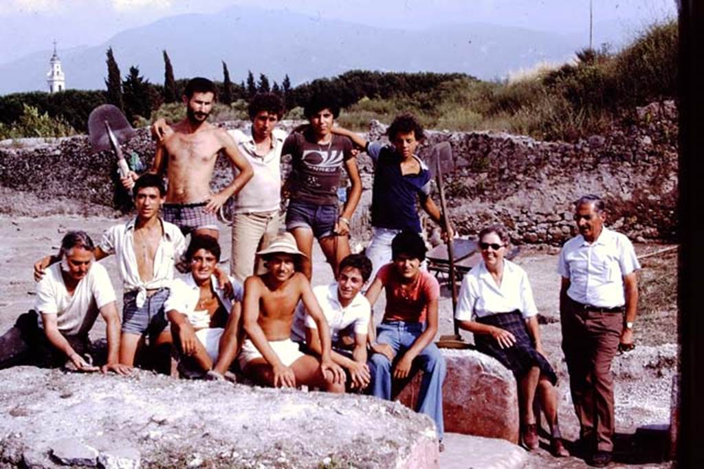III.7 Pompeii. 1976. Wilhelminas workers resting on the triclinium. Photo by Stanley A. Jashemski.   
Source: The Wilhelmina and Stanley A. Jashemski archive in the University of Maryland Library, Special Collections (See collection page) and made available under the Creative Commons Attribution-Non Commercial License v.4. See Licence and use details. J76f0443

