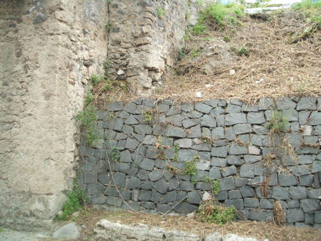 IV.1.a Pompeii. May 2005. Modern bridge over Via Nola can be seen on the left. This blocks the roadway between V.5 and IV.1.