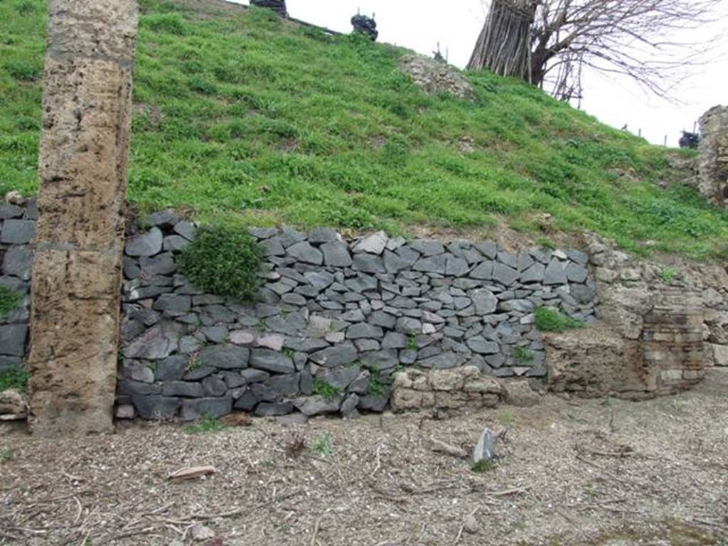 IV.2.b or IV.2.c? Pompeii. March 2009.  East side of entrance.