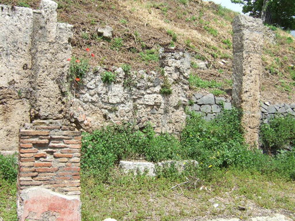 IV.2.b Pompeii. May 2006.  West side of entrance.