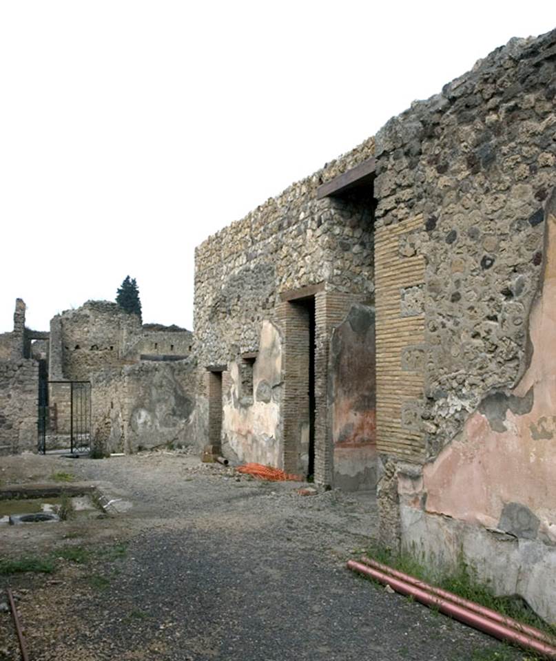 V.1.18 Pompeii. c.2008. 
Looking west from tablinum “g” towards north-west corner of atrium. Photo by Hans Thorwid.
Photo courtesy of The Swedish Pompeii Project.

