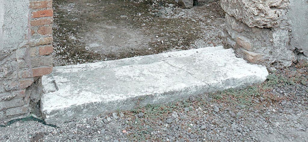 V.1.18 Pompeii. c.2005-2008.  Doorway threshold at east end of corridor “h”. Photo by Hans Thorwid.
Photo courtesy of The Swedish Pompeii Project.
