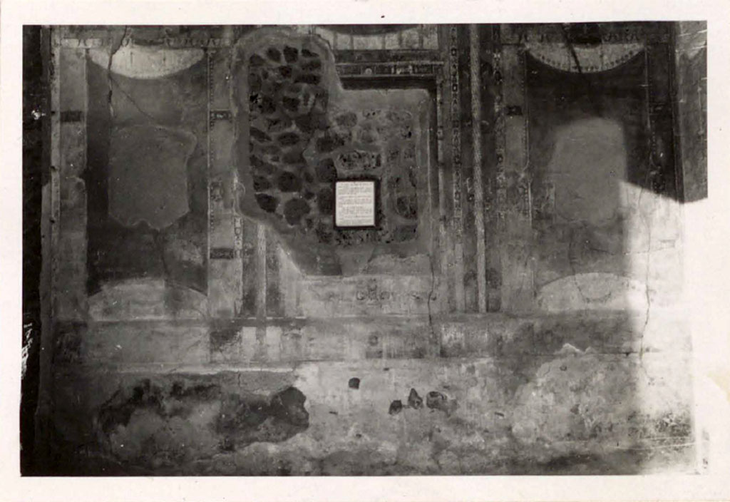 V.1.26 Pompeii. Pre-1942. Room “i”, looking towards the north wall.
According to Warscher –
“In the central space is the notice that visitors to Pompeii should not give tips to the custodians !
The paintings that were in the side panels have been removed and are now in room LXXVII.”
See Warscher, T. 1942. Catalogo illustrato degli affreschi del Museo Nazionale di Napoli. Sala LXXIX. Vol.1. Rome, Swedish Institute
(Attualmente nel vuoto centrale era l’avviso che i visitatori di Pompei non devono dar la mancia ai custodi!
Dai pannelli laterali sono state rimosse le pitture che ora sono nella sala LXXVII.) 

