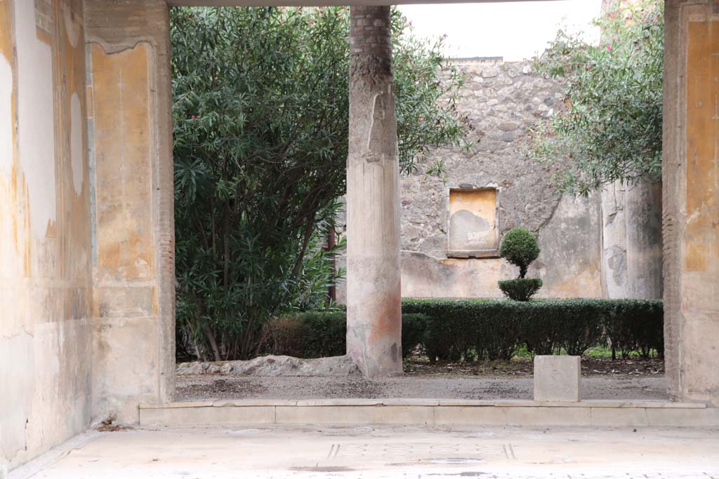 V.1.26 Pompeii. October 2020. Room “i”, looking east across tablinum towards step to peristyle garden. Photo courtesy of Klaus Heese.

