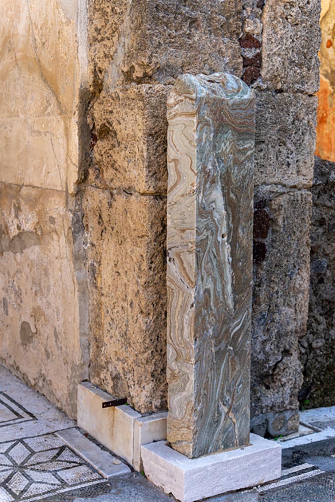 V.1.26 Pompeii. October 2023. 
Room “b”, pillar against east wall of atrium on south side of tablinum “i”. Photo courtesy of Johannes Eber.

