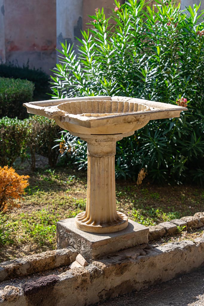 V.1.26 Pompeii. October 2023. 
Room L, north portico, detail of marble basin. Photo courtesy of Johannes Eber.

