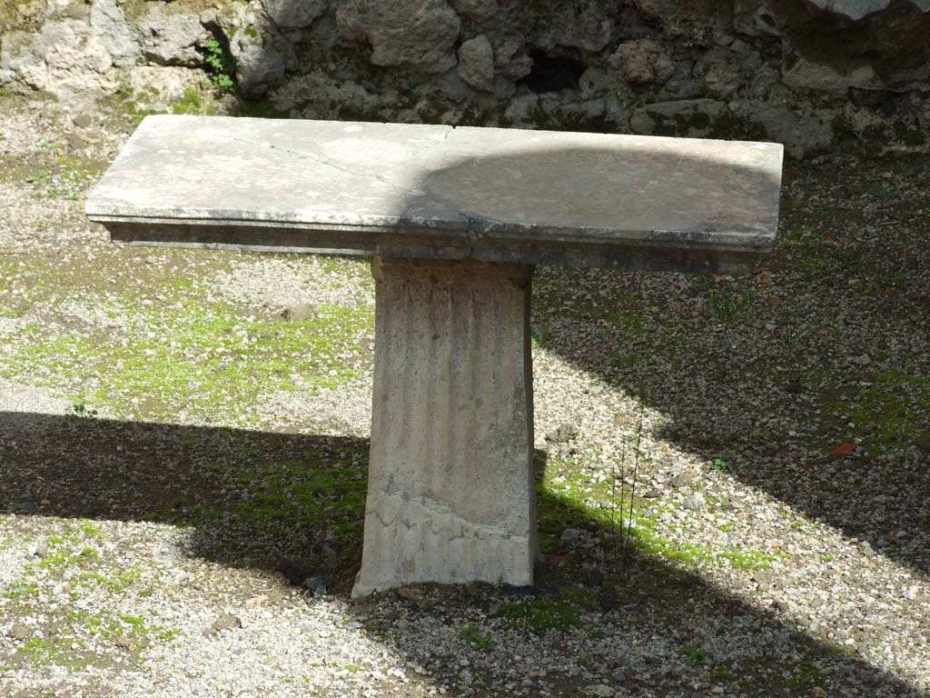 V.1.26 Pompeii. March 2009. Room “r”, marble table in exedra. 