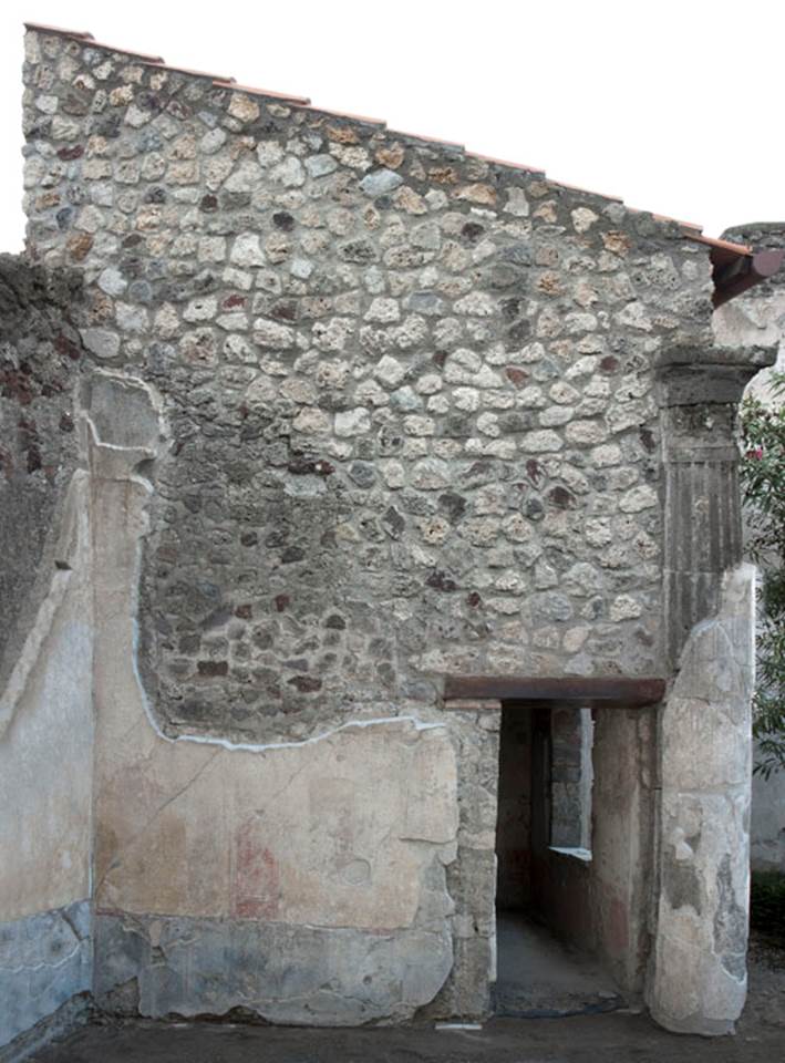 V.1.26 Pompeii. 2012. Room “r”, south wall with doorway to room “t”. Photo by Hans Thorwid. 
Photo courtesy of The Swedish Pompeii Project.
