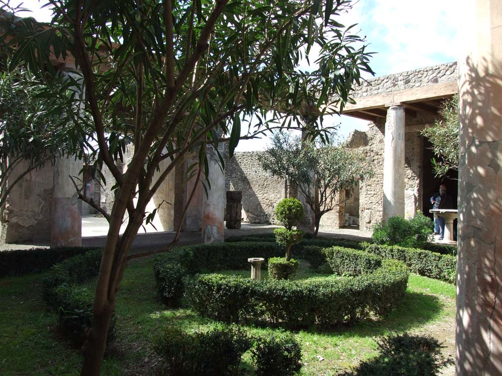 V.1.26 Pompeii. March 2009. Room L, looking north-west across peristyle garden.

.