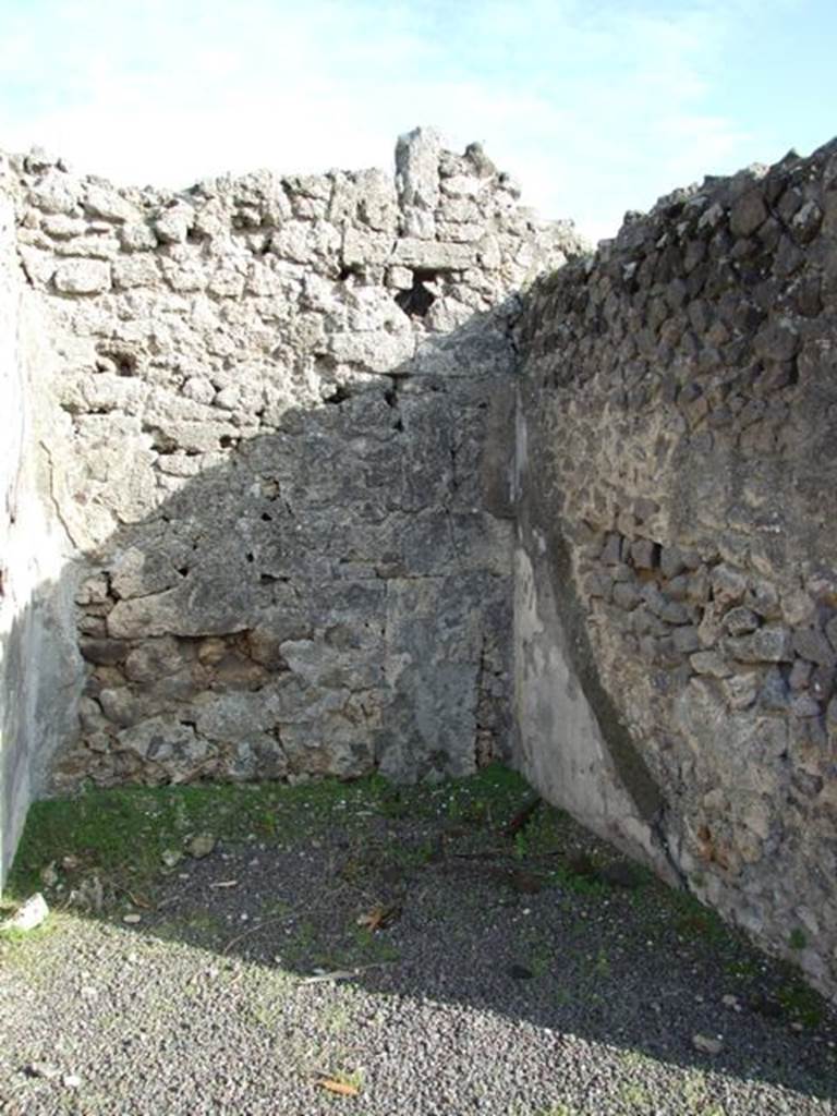 V.2.7 Pompeii. December 2007. Doorway to room 9, east ala.
According to PPM 
Mau mentioned, but without dwelling on them for any great length (and his are the only remaining descriptions) that rooms 2, 9 and the living room end of 10 were all decorated in the candelabra style. (Mau, RM 1894, p,39-43).
See Carratelli, G. P., 1990-2003. Pompei: Pitture e Mosaici, III. Roma: Istituto della enciclopedia italiana, (p.825).
Mau wrote 
The alae, (g and h) have a simple decoration on a white background, which rather recalls the "candelabra" style contemporary to the Third style.
(BdI, 1894, p.40).
