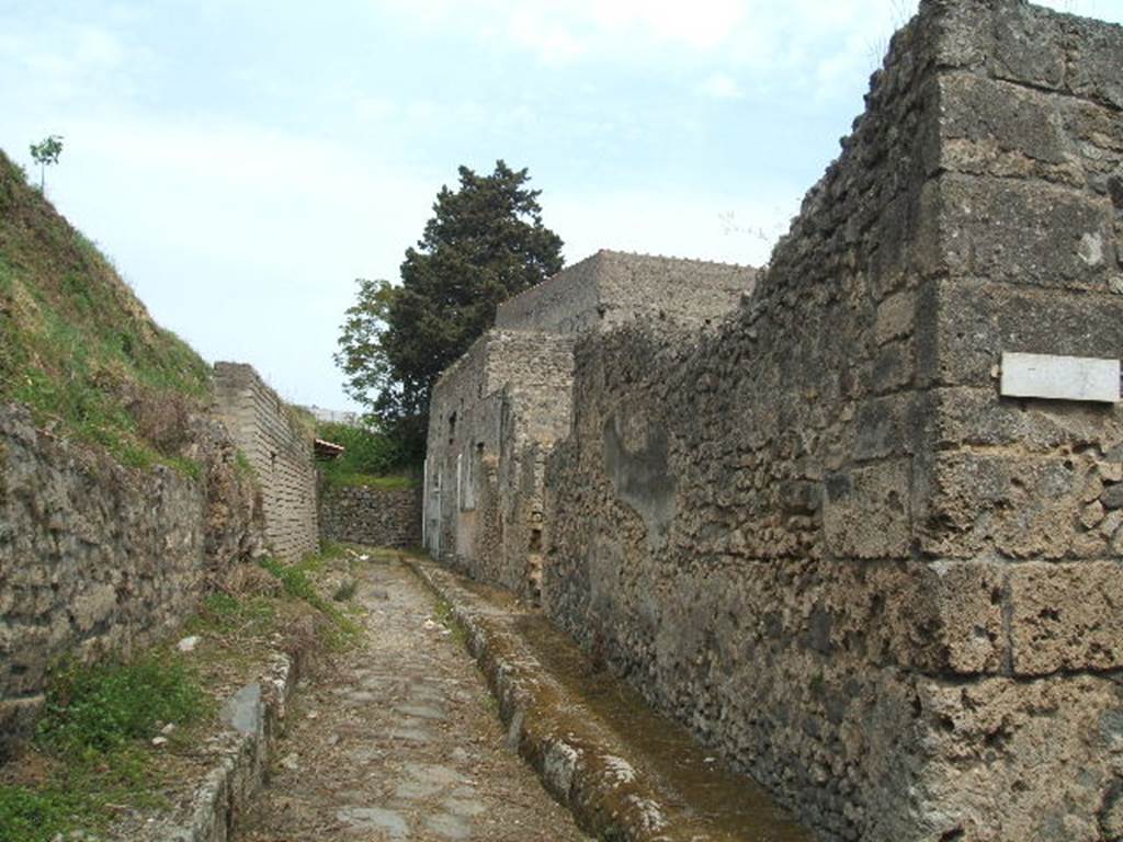 V.7 Pompeii. May 2005.   Vicolo delle Nozze dArgento looking east.   Side wall of V.2.f 
According to Della Corte, graffiti were found on this wall, to the right, between the entrances of V.2.g and V.2.f
See V.2.g 
