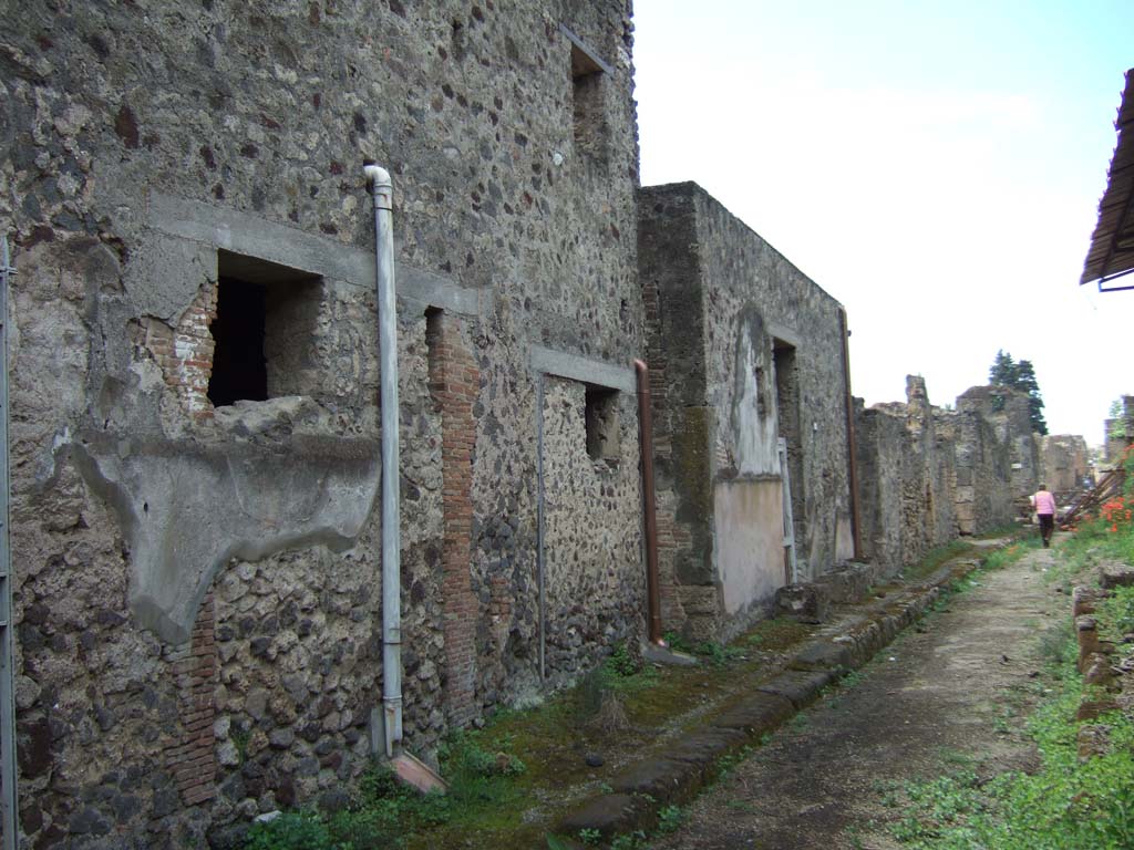 V.2.i Pompeii left and V.2.h on Vicolo delle Nozze d’Argento. May 2006.
