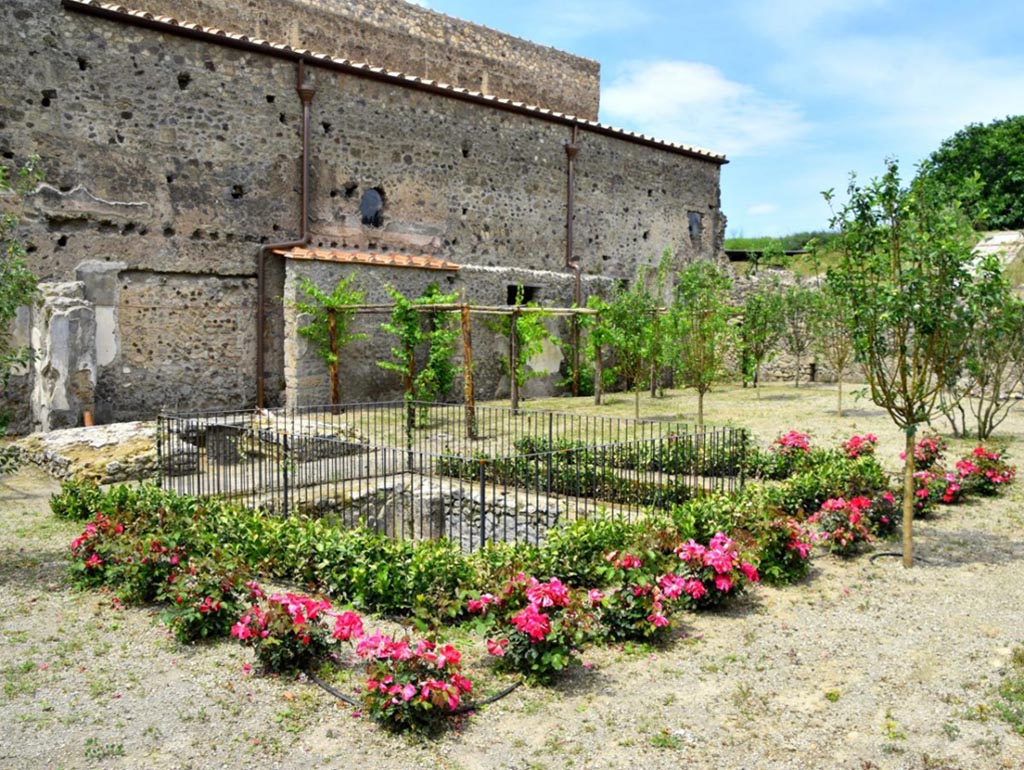 V.2.i Pompeii. July 2023. Room 25, large garden area to east of house with triclinium and fountain pool.
Photograph © Parco Archeologico di Pompei.