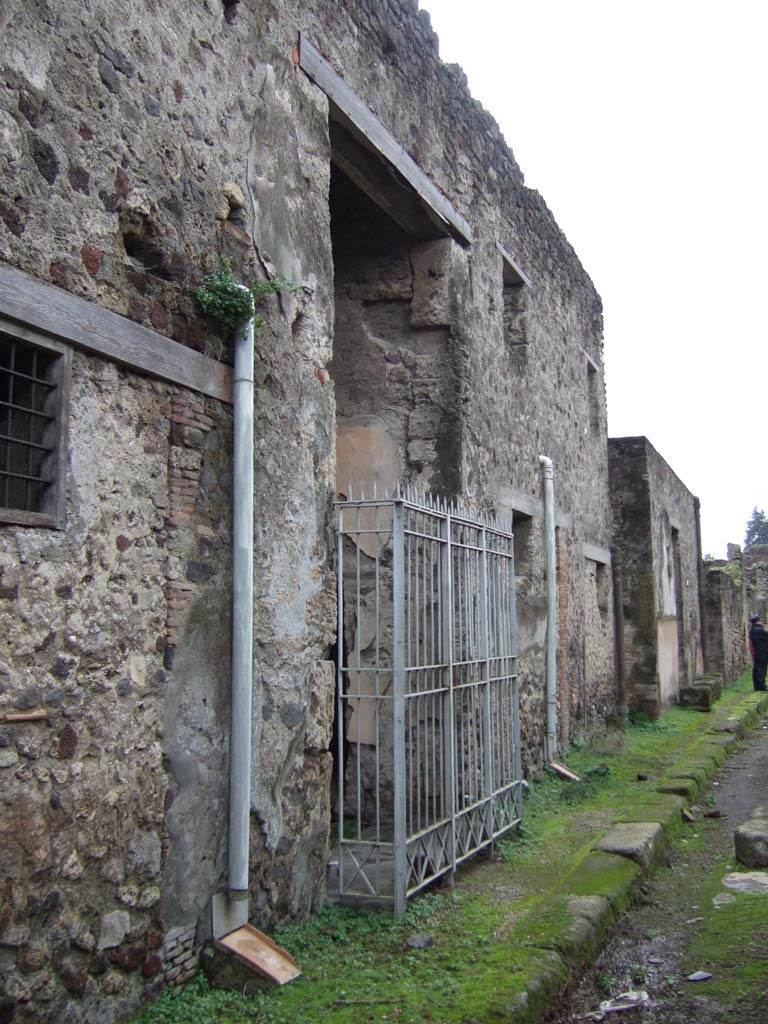 V.2.i Pompeii. December 2005. Entrance on Vicolo delle Nozze d’Argento.  