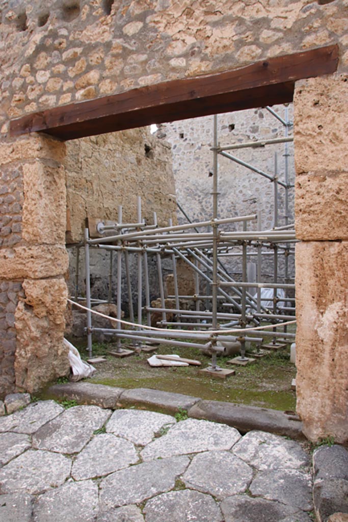V.2 Pompeii. Casa di Orione. October 2022. 
Doorway into room A16 from Vicolo del Balconi, looking west. Photo courtesy of Klaus Heese.

