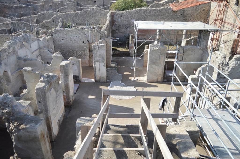 V.2.15 Pompeii. August 2018. Atrium A12 looking west with the open front of ala room A18 on the right.
Photograph © Giuseppe Scarica, Ecampania.it.
