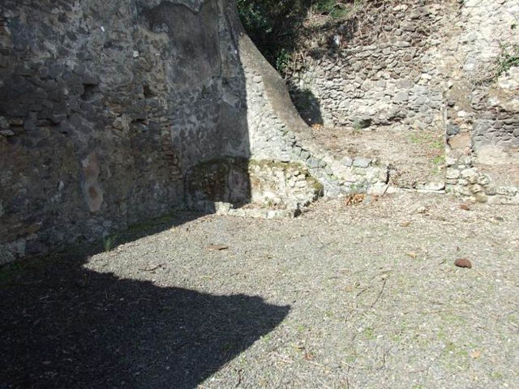 V.3.2 Pompeii.  March 2009.  West side of workshop.