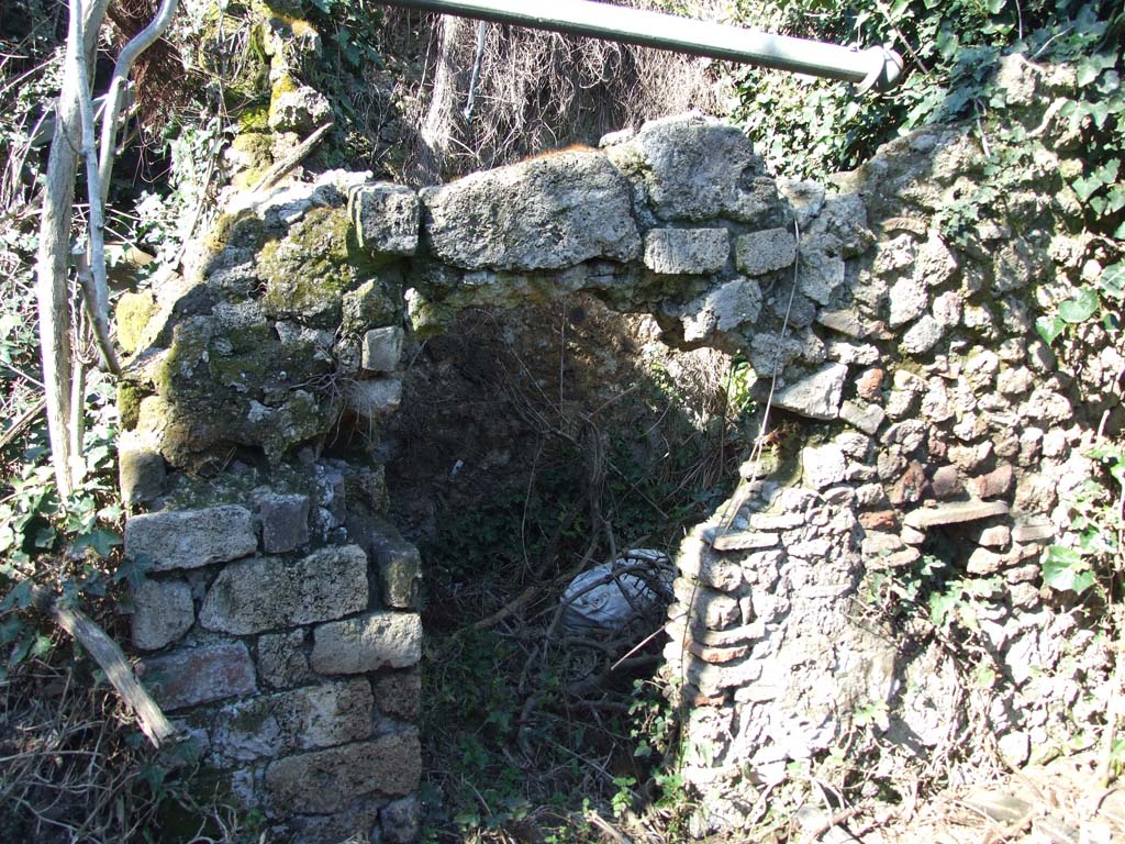 V.3.12 Pompeii.  March 2009. Doorway to small room or storeroom 4, on north side of peristyle.