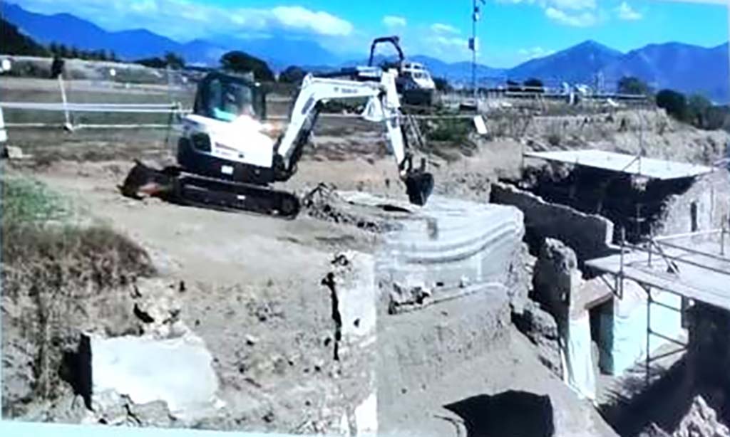 Pompeii V.3/V.8. Quadrivio under excavation. 
In the Vicolo dei Balconi (bottom right) is a doorway to one of the houses in the north-west corner of V.3.

Pompei V.3/V.8. Quadrivio in scavo.
Nel Vicolo dei Balconi (in basso a destra) si trova una porta per una delle case nell'angolo nord-ovest di V.3.

Photograph © Parco Archeologico di Pompei.
