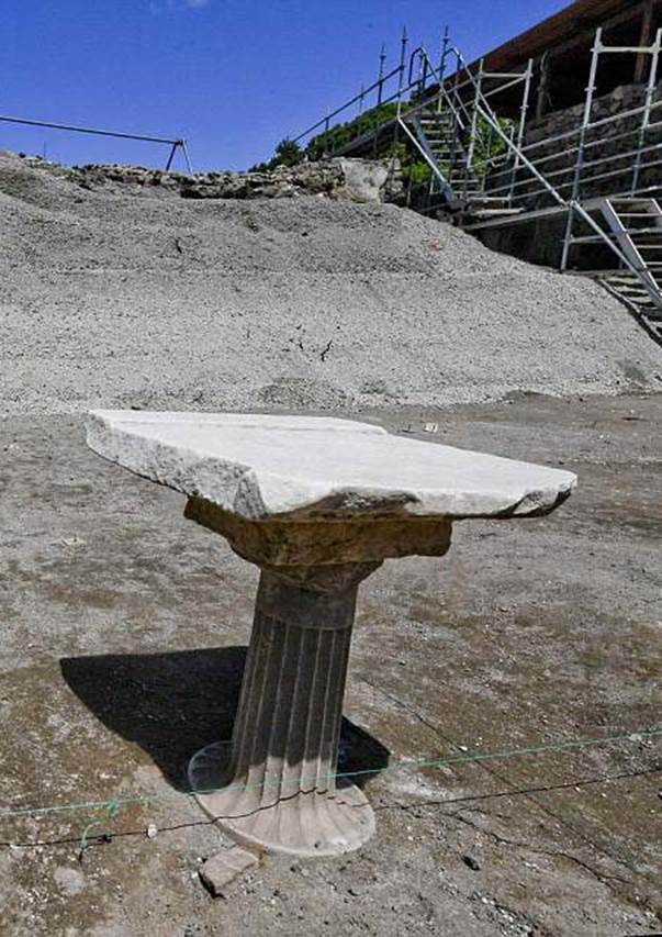 V.3 Pompeii. Casa del Giardino. May 2018. Centre of the garden. Fluted pillar, with a large piece of marble slab on top.
This pillar probably originally supported a stone basin (labrum) and was later reused as a support for a tabletop.

Centro del giardino. Colonna scanalata, con un grande pezzo di lastra di marmo sulla parte superiore.
Questo pilastro probabilmente originariamente sosteneva un bacino di pietra (labrum) e fu successivamente riutilizzato come supporto per un tavolo.

Photograph © Parco Archeologico di Pompei.