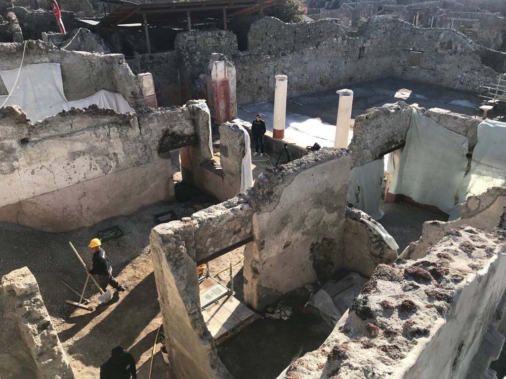 V.3 Pompeii. Casa del Giardino. During excavations in 2018. The garden is behind the columns.

Durante gli scavi nel 2018. Il giardino è dietro le colonne.

Photograph © Parco Archeologico di Pompei.
