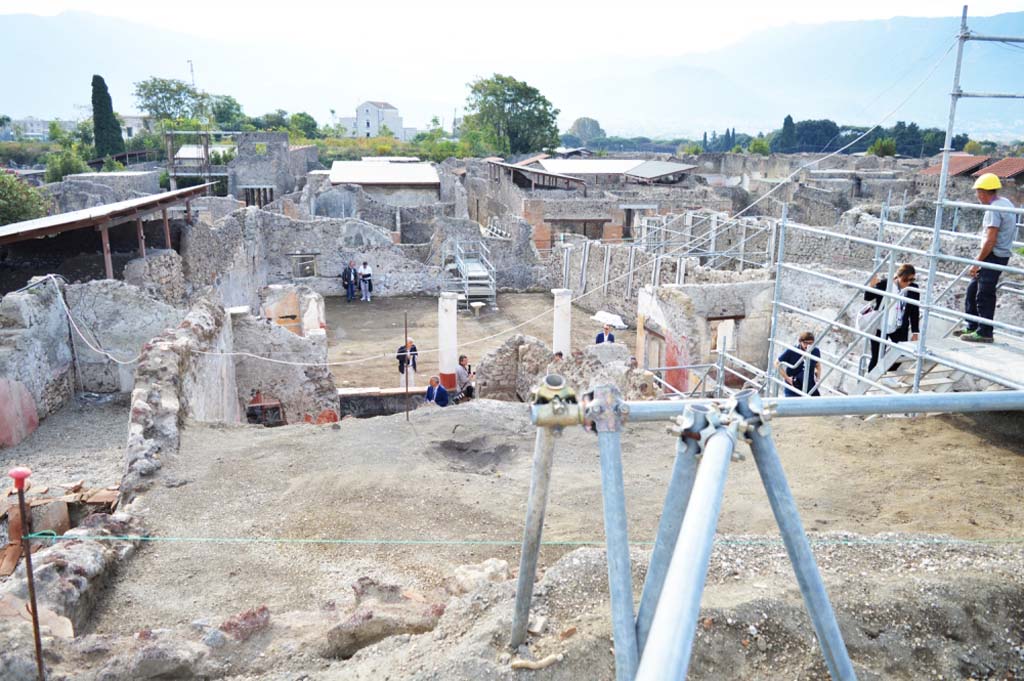 V.3 Pompeii. Casa del Giardino. May 2018. View south to garden, across atrium 5 and portico 10.

Vista da sud a giardino, attraverso l’atrium 5 e portico 10.

Photograph © Parco Archeologico di Pompei.
